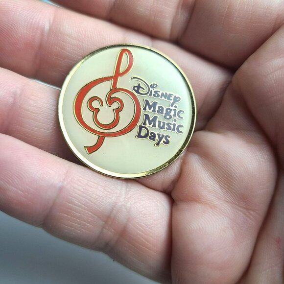 Vintage Disney Magic Music Days Lapel Pin Badge Round Gold Tone - Picture 4 of 7